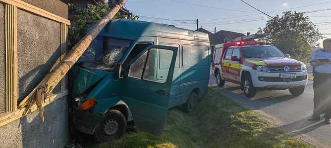 Cluj: Un şofer băut a intrat cu o autoutilitară în gardul unei case. El a distrus gardul şi un stâlp
