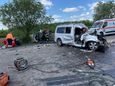 UPDATE - Neamţ: Accident cu trei maşini, fiind activat Planul Roşu de Intervenţie / Doi adulţi şi un copil, din aceeaşi maşină, au fost declaraţi decedaţi / Accidentul, din cauza unei depăşiri neregulamentare - FOTO