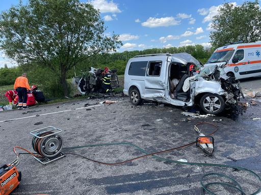 UPDATE - Neamţ: Accident cu trei maşini, fiind activat Planul Roşu de Intervenţie / Doi adulţi şi un copil, din aceeaşi maşină, au fost declaraţi decedaţi / Accidentul, din cauza unei depăşiri neregulamentare - FOTO