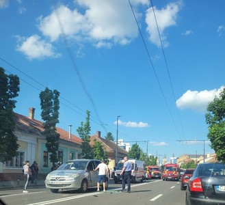 Cluj-Napoca: Patru persoane rănite şi cinci autoturisme avariate, din cauza unui şofer care nu s-a asigurat când a schimbat banda de mers