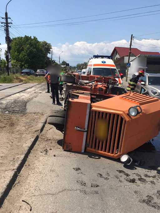 Suceava: Un tren a acroşat un utilaj folosit în construcţii / Niciun călător nu a fost rănit /  Şoferul utilajului a fost dus la spital
