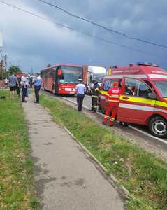 UPDATE - Prahova: Autobuz în care se aflau 11 pasageri, implicat într-un accident rutier în apropiere de Ploieşti / Cinci persoane, transportate la spital