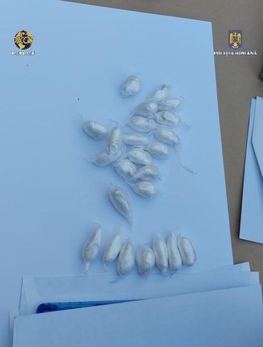 Cinci persoane, reţinute de procurorii DIICOT Iaşi, fiind suspectate că se ocupau cu trafic de droguri de mare risc şi împrumutau bani cu camătă la dobânzi de până la sută la sută