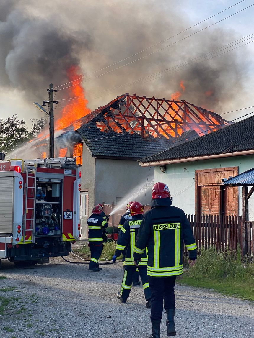 UPDATE - Arad: Incendiu puternic la acoperişul unui motel/ Acoperişul a ars complet, fiind distruse opt camere de la mansardă - FOTO