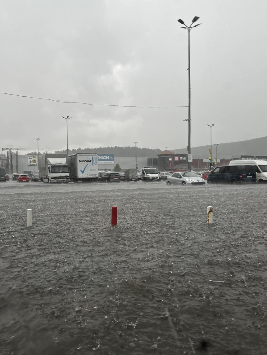  UPDATE - Intervenţie a pompierilor în parcarea unui mall din Cluj Napoca, unde mai multe maşini au rămas blocate în urma unei ploi torenţiale / 26 de adulîi şi 6 copii se aflau în vehiculele blocate
