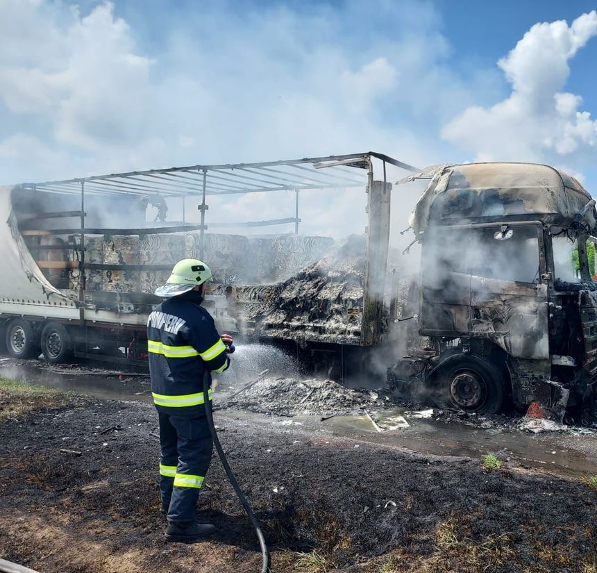Arad: Incendiu la un TIR care transporta materiale plastice - FOTO