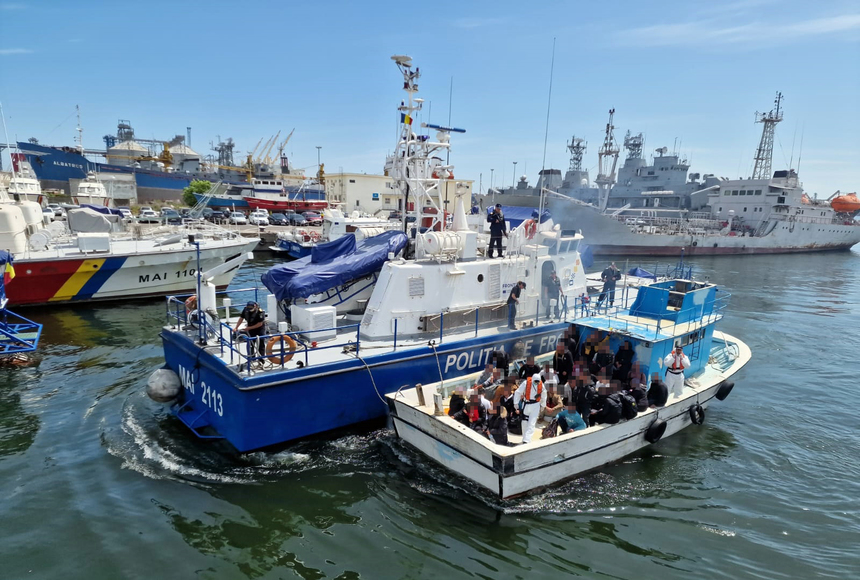 UPDATE - Ambarcaţiune cu 47 de migranţi la bord, detectată în Marea Neagră / S-a declanşat operaţiunea de salvare / Copii şi femei, în stare precară, în nava fără pavilion / Dosar penal deschis de anchetatori 

