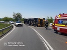 TIR răsturnat pe şoseaua din Timiş care preia tot traficul de pe autostradă/ Traficul este blocat pe un sens de mers - FOTO
