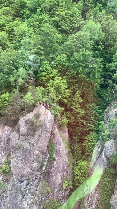 Argeş: Doi turişti olandezi, care erau blocaţi încă de luni seară într-o zonă extrem de abruptă din Munţii Făgăraş, recuperaţi de salvamontişti / Turiştii au fost prinşi cu troliul şi scoşi cu elicopterul


