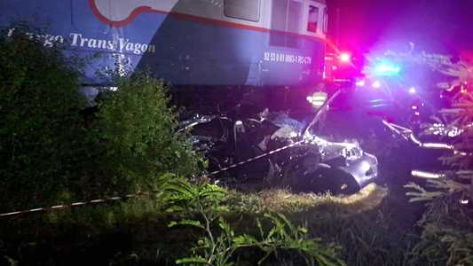 UPDATE - Teleorman: O fată de 16 ani a murit şi patru tineri, cu vârste între 16 şi 23 de ani, au fost răniţi, după ce maşina în care se aflau a fost lovită de un tren / Şoferul nu ar fi respectat semnalele la trecerea la nivel cu calea ferată - FOTO