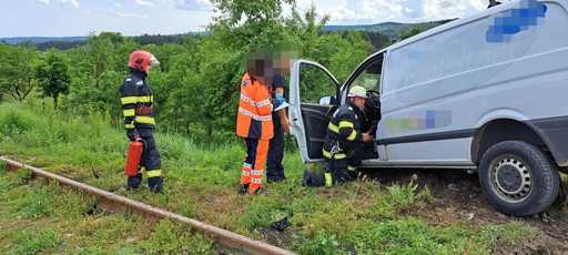 Argeş: Un tren în care se aflau 15 călători a lovit un autoturism / În urma evenimentului nu sunt persoane rănite