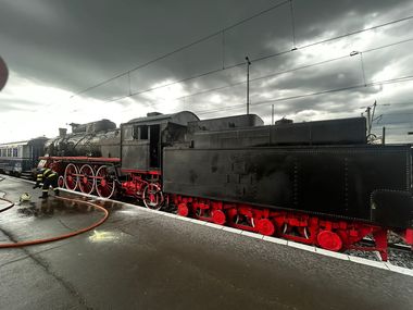 UPDATE - Incendiu la o locomotivă cu abur în Gara Braşov/ Pompierii au intervenit cu mai multe autospeciale/ Incendiul a fost stins