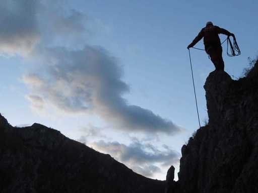 Prahova: Turist rămas blocat într-o  zonă accidentată din Bucegi, recuperat cu ajutorul unui elicopter care l-a ridicat cu troliul
