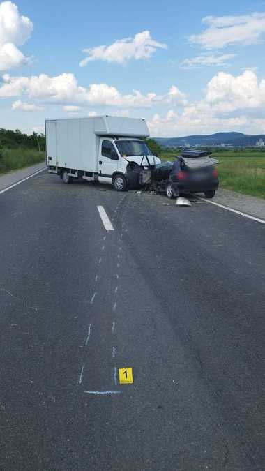 Cluj: Bărbat rănit grav după a intrat cu maşina într-o autoutilitară, pe DN 1C/ El a fost preluat de un elicopter SMURD pentru a fi dus la spital