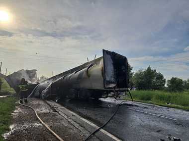 Accident rutier urmat de un incendiu, pe DN 25, în judeţul Galaţi/ O persoană a fost rănită/ Traficul este blocat - FOTO