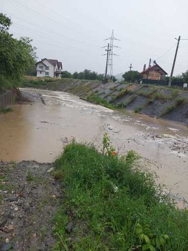 UPDATE - Femeie luată de ape, în judeţul Argeş/ Ea a fost scoasă de localnici şi resuscitată, fiind transportată la spital/ Ulterior, ea a murit