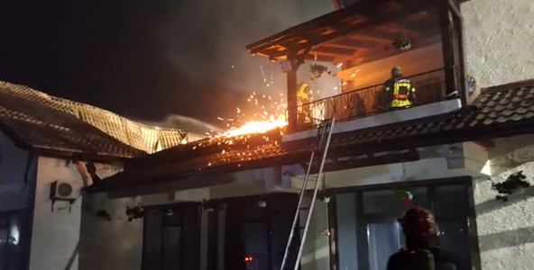 UPDATE - Incendiu la acoperişul unui hotel-restaurant din localitatea Mândra, judeţul Braşov/ Persoanele aflate în interior s-au autoevacuat/ Flăcările au cuprins şi mansarda / Incendiul a fost stins - FOTO, VIDEO