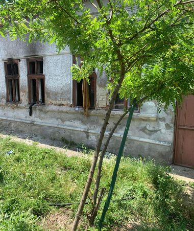 UPDATE - Arad: Incendiu la o casă, după ce a explodat o butelie / Un bărbat are arsuri la membre şi piept / Cauza deflagraţiei