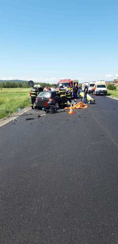 UPDATE - Caraş-Severin: Şase persoane, între care trei minori, rănite într-un accident rutier pe DN 6 / Două vehicule s-au ciocnit frontal 