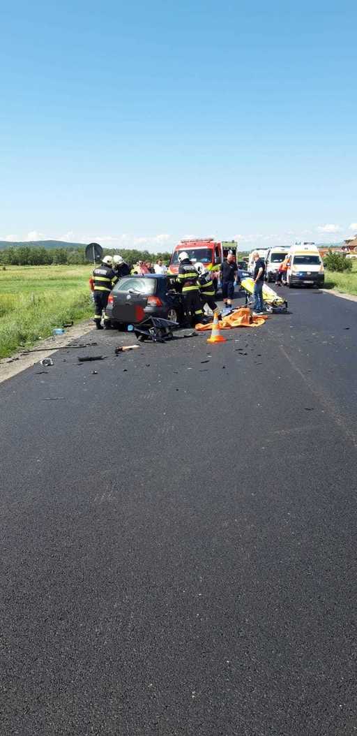 UPDATE - Caraş-Severin: Şase persoane, între care trei minori, rănite într-un accident rutier pe DN 6 / Două vehicule s-au ciocnit frontal 