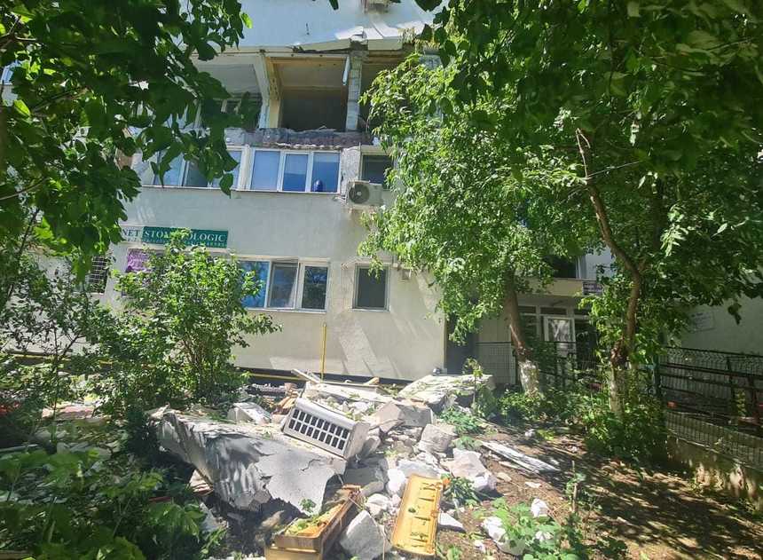 UPDATE - ISU Bucureşti: Explozie produsă la un apartament din strada Răcari, o victimă care prezintă arsuri a fost scoasă de sub dărâmături şi preluată de echipajele SMURD / 30 de locatari au fost evacuaţi