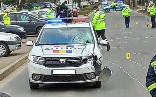 Suceava: Doi şoferi, opriţi de către poliţişti după urmăriri în trafic. Una dintre maşini, blocată cu dispozitivul rutier cu ţepi. Unul dintre conducătorii auto era beat, celălalt nu avea permis
