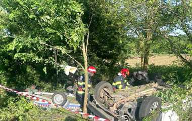 Teleorman: Un bărbat a fost transportat la spital după ce autoturismul în care se afla s-a răsturnat, pe DN 52 - FOTO