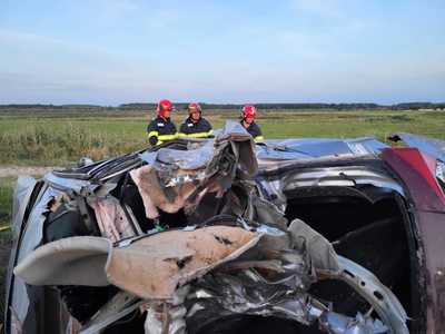 Giurgiu: O femeie şi un bărbat au murit după ce autoturismul în care erau pasageri a ieşit de pe DN 5 şi s-a răsturnat - FOTO