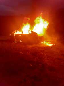 Cluj: Incendiu la un autoturism hibrid/ Pompierii au găsit în maşină o persoană carbonizată