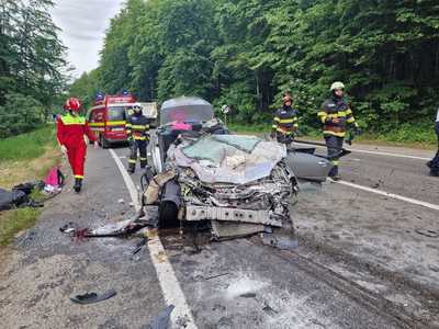 Suceava: Doi tineri, morţi într-un accident rutier în care au fost implicate un autotren şi două autoturisme - FOTO / VIDEO
