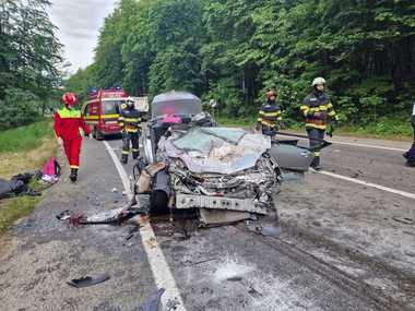 Suceava: Doi tineri, morţi într-un accident rutier în care au fost implicate un autotren şi două autoturisme - FOTO / VIDEO
