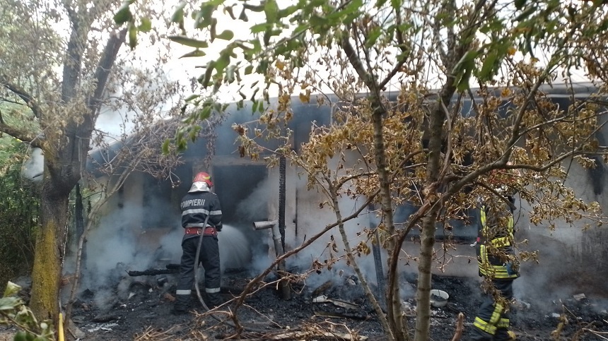 Botoşani: Un bărbat de 37 de ani a murit, iar tatăl său a fost rănit, în urma unui incendiu produs la locuinţa lor  - FOTO
