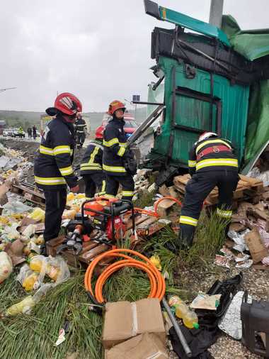 UPDATE - Cluj: Şoferul unui TIR a murit după ce autotrenul s-a răsturnat, pe DN 1/ Autotrenul a lovit doi stâlpi şi un cap de pod/ Traficul se desfăşoară pe un singur fir, alternativ - FOTO, VIDEO