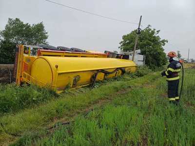Suceava: Cisternă încărcată cu motorină, răsturnată pe DN 2 / Traficul în zonă este perturbat