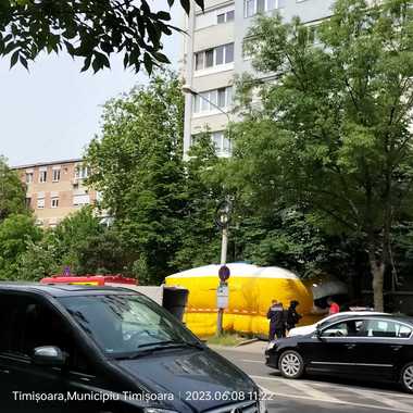 UPDATE - Un bărbat ameninţă că se aruncă de la etajul 7 al unui bloc de locuinţe din Timişoara / Pompierii au intervenit cu o pernă gonflabilă / Este cadru militar şi a fost declarat apt limitat
