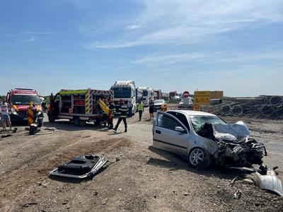 Accident pe şantierul autostrăzii Ploieşti – Buzău / Un autoturism şi un camion au intrat în coliziune