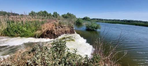 UPDATE - Tulcea: Intervenţie a autorităţilor după ce un dig de protecţie s-a rupt şi au fost inundate mai multe terenuri agricole/ Forţele de intervenţie aruncă piatră în zona breşei, pentru a diminua debitul apei care se revarsă - FOTO, VIDEO
