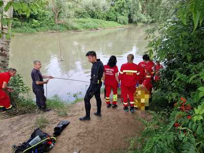 UPDATE - Bihor: Copil de zece ani dispărut în apele Crişului Negru, căutat de pompieri cu şase bărci/ Un elicopter SMURD a survolat zona/ Băiatul a fost găsit mort