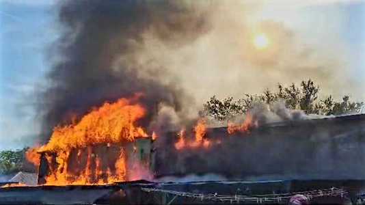 Giurgiu: Trei gospodării, afectate de un incendiu produs din cauza unui scurtcircuit - FOTO, VIDEO