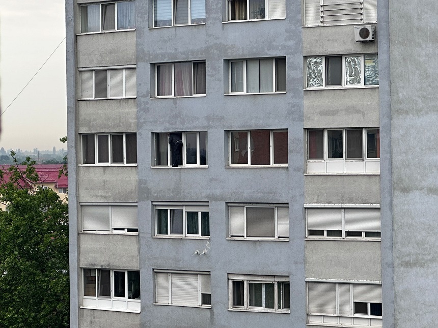 Militarul care ameninţa că se va arunca de la etajul 7 al unui bloc de locuinţe din Timişoara se află în siguranţă, în interiorul apartamentului - FOTO
