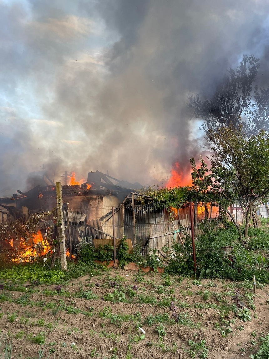 Neamţ: Casa unei familii cu patru copii, făcută scrum în urma unui incendiu - FOTO
