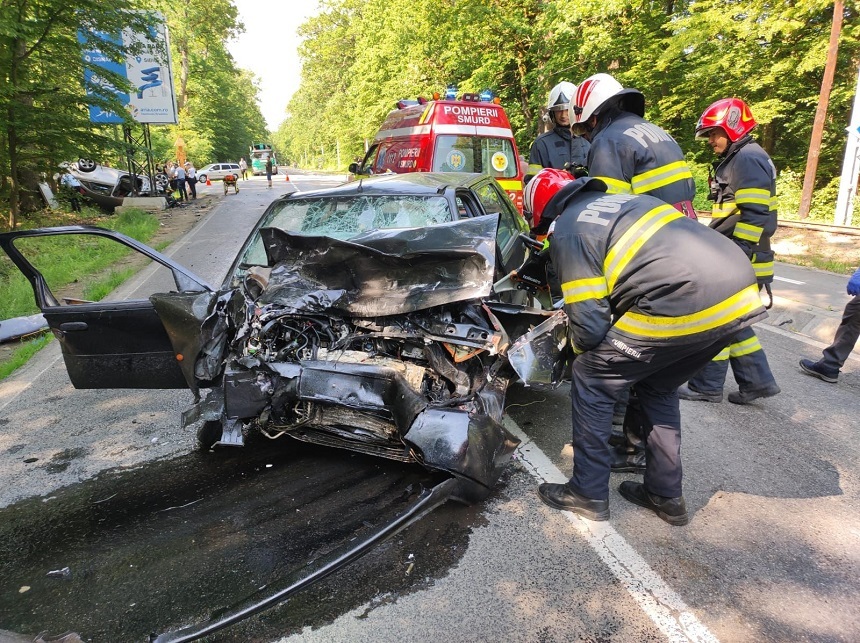 Sibiu: Trei morţi şi doi răniţi într-un accident rutier produs între Sibiu şi Păltiniş. Printre răniţi se află un adolescent de 15 ani, care a fost resuscitat - FOTO
