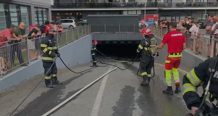 Cluj: 35 de persoane, evacuate dintr-un bloc de locuinţe după ce un autoturism a luat foc la subsolul imobilului - VIDEO
