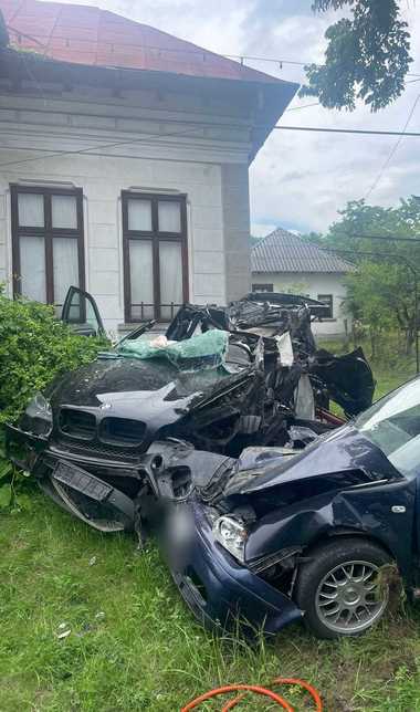 Argeş: Bărbat mort, după ce autoturismul pe care îl conducea s-a izbit violent de un copac
