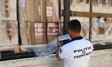 Ţigări de contrabandă în valoare de aproximativ 2,3 milioane de euro, găsite de poliţiştii de frontieră din Giurgiu într-un TIR condus de un cetăţean bulgar/ Şoferul a fost reţinut - FOTO, VIDEO
