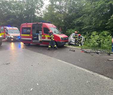 UPDATE - Argeş: Trei persoane, rănite într-un accident pe DN 7 / Traficul la Morăreşti, blocat complet / Victimele, transportate la spital