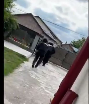 Giurgiu: Intervenţie în forţă pentru salvarea unui bărbat care ameninţa că se sinucide, în faţa casei fostei soţii / Bărbatul era într-o maşină, cu o funie în jurul gâtului şi un recipient cu benzină - VIDEO
