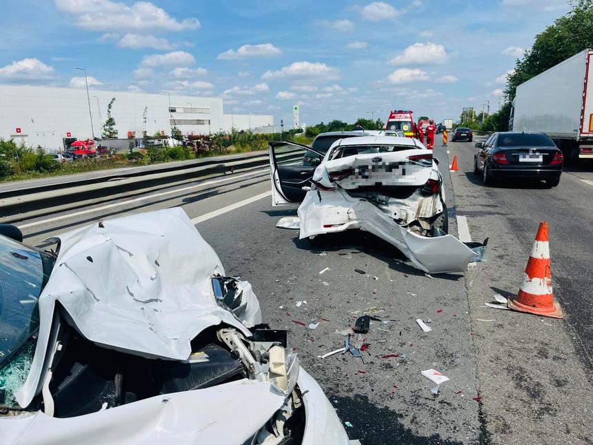 Un copil de cinci ani şi doi adulţi, transportaţi la spital în urma unui accident produs pe A1, la intrarea în Capitală - FOTO