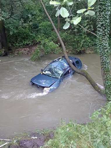 Hunedoara: Un bărbat a murit, iar o femeie a fost lovită, după ce maşina în care se aflau a ajuns în râul Cerna / Victimele erau blocate în autoturism, fiind scoase de pompieri