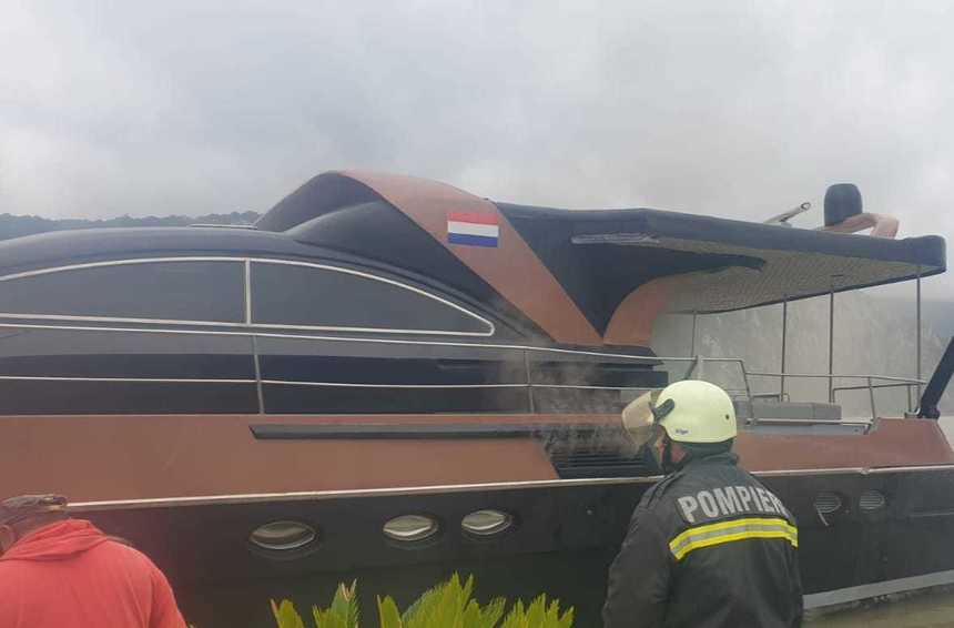 UPDATE - Incendiu la bordul unui yacht, pe Clisura Dunării, în judeţul Mehedinţi / Precizările Poliţiei